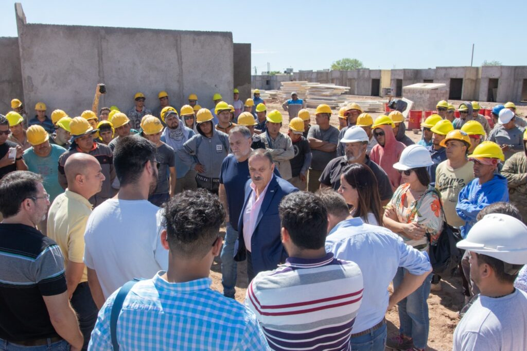 El gobernador Ricardo Quintela supervisó la construcción de 129